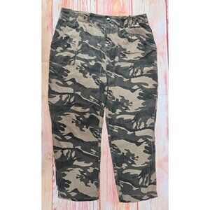 Miss Me Camo Capri Pants Large